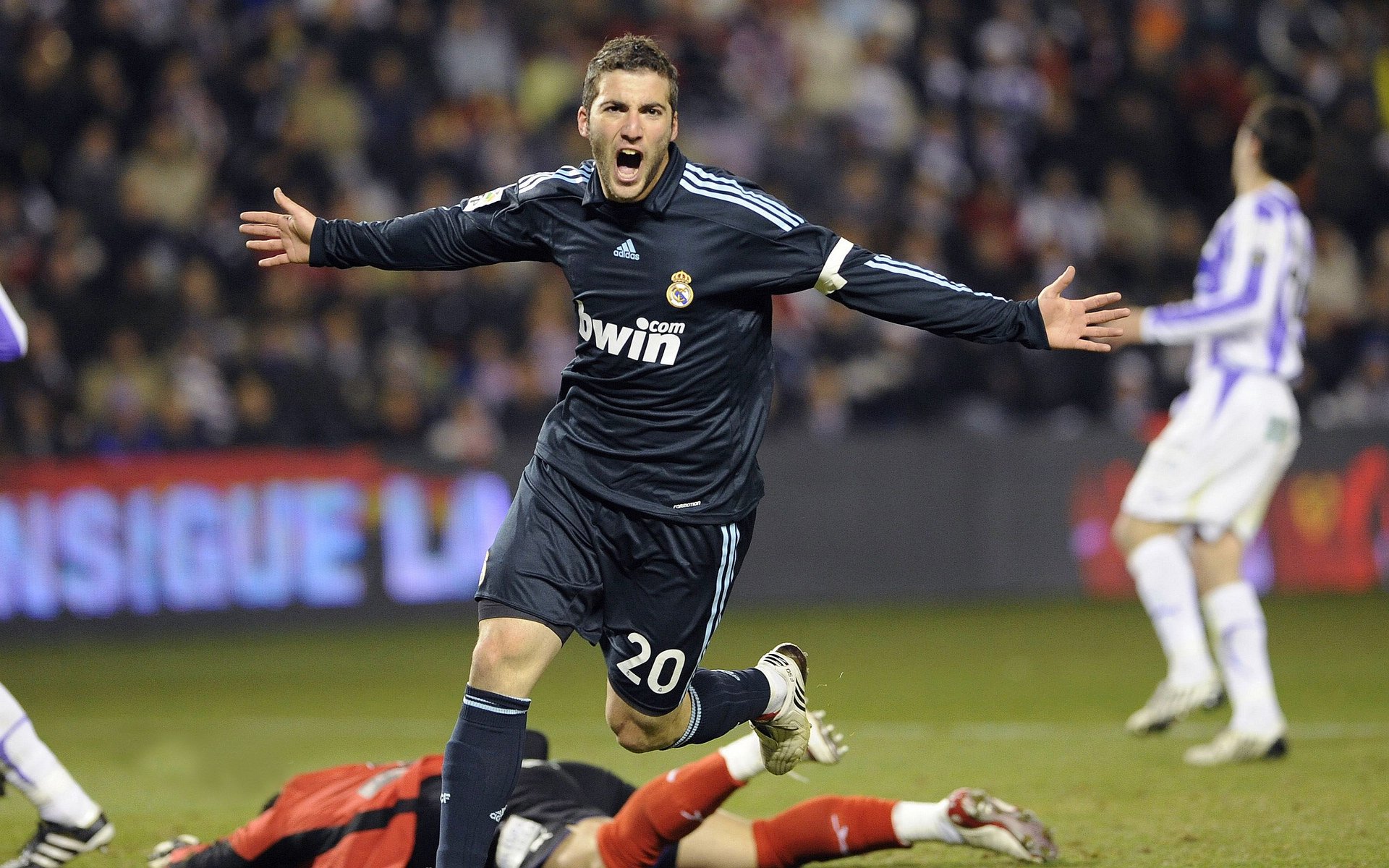 荷兰队在国际赛场表现出色，提前晋级